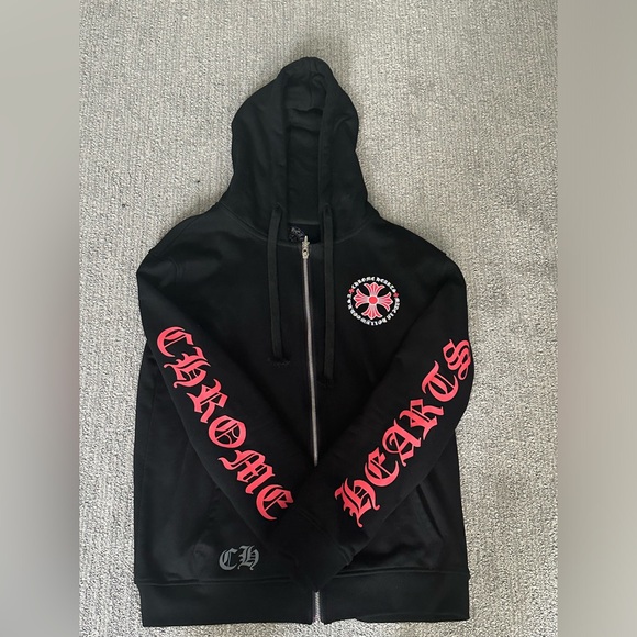 Preowned / Size M / fits too big so need it gone / authentic